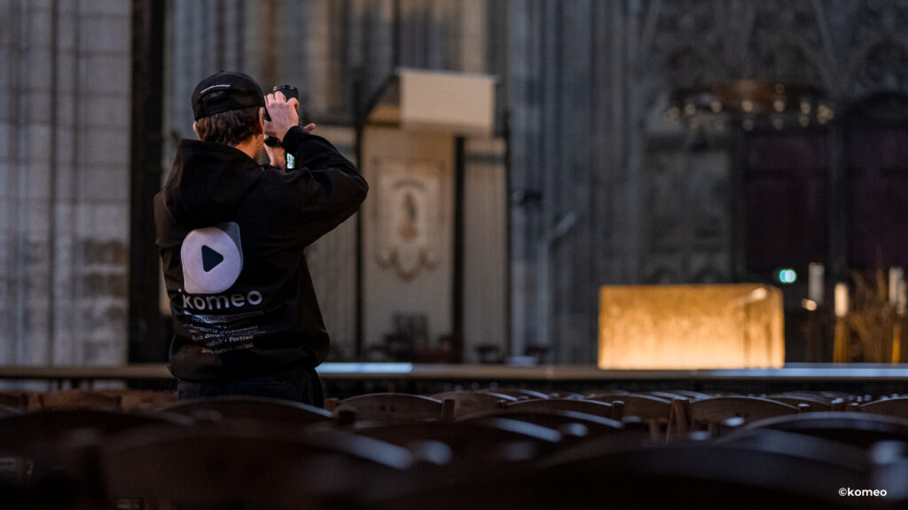 Cadreur vidéo Komeo en train de filmer dans la cathédrale de Rouen